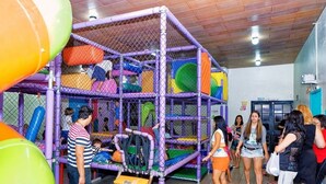 Área de juegos infantiles bajo techo