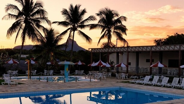 Una piscina techada, 4 piscinas al aire libre, camas de piscina gratis