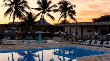Indoor pool, 4 outdoor pools, free cabanas, pool umbrellas