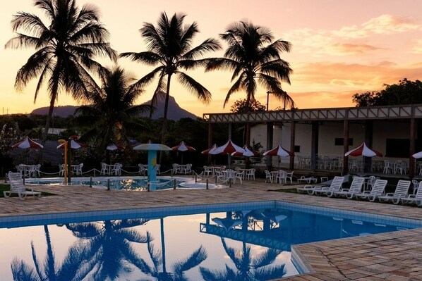 Piscine couverte, 4 piscines extérieures, cabanons gratuits