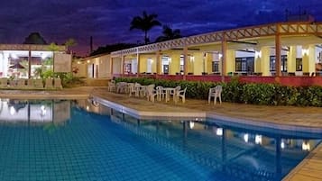 Piscina interna, 4 piscinas externas, barracas de cortesia, guarda-sóis