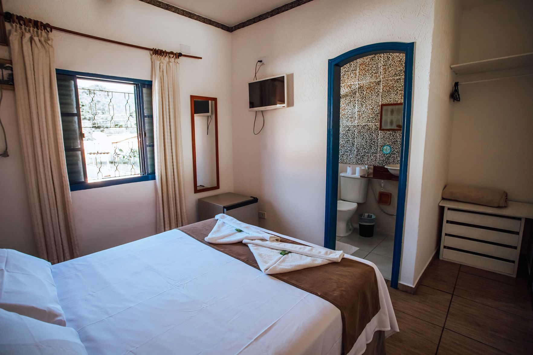 Minibar, free WiFi, bed sheets