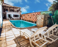 Piscina externa, guarda-sóis, espreguiçadeiras