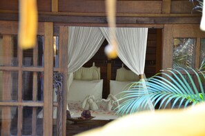 ميني بار وخزنة داخل الغرفة وبديكورات فريدة لكل غرفة وطراز فريد لكل وحدة