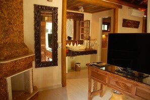 Bungalow (Tahiti) | Minibar, safe på rommet, individuelt dekorert og individuelt innredet