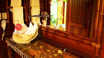 Suite (Havaí) | Bathroom | Free toiletries, hair dryer, towels