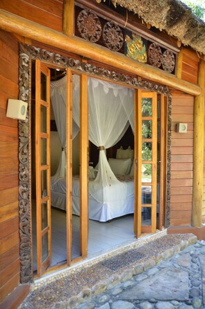 ميني بار وخزنة داخل الغرفة وبديكورات فريدة لكل غرفة وطراز فريد لكل وحدة