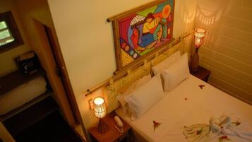 Minibar, caja de seguridad en la habitación y decoración personalizada