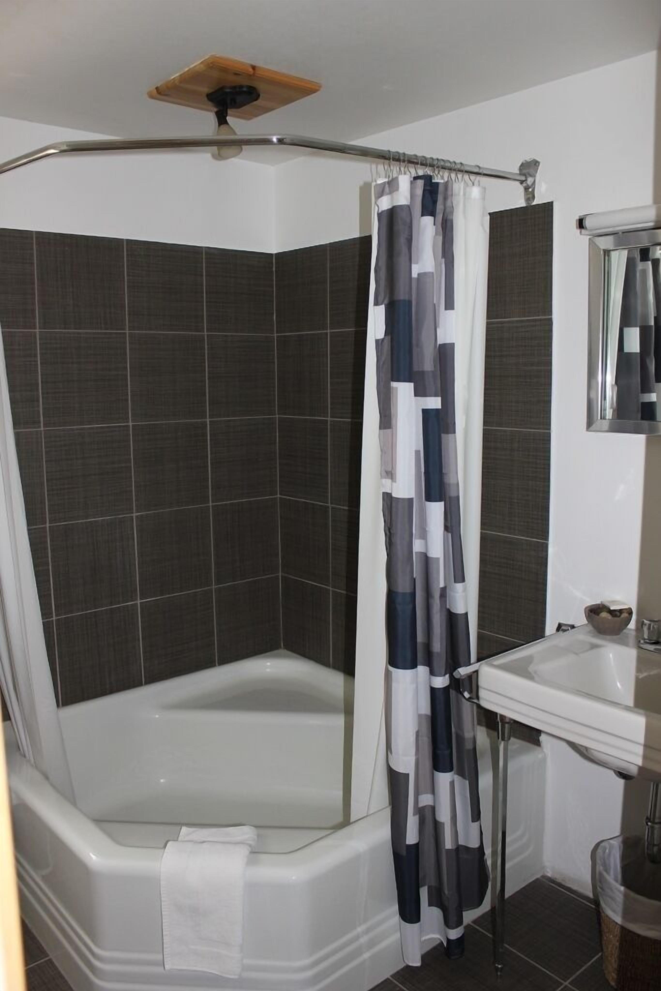 suite, 2 bedrooms (les jumelles) | bathroom | free toiletries, hair dryer, bathrobes, towels