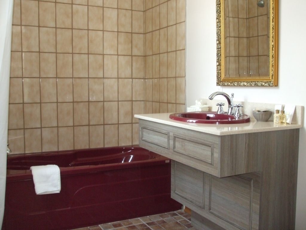 standard room, 1 king bed (victor-victoria) | bathroom | free toiletries, hair dryer, bathrobes, towels