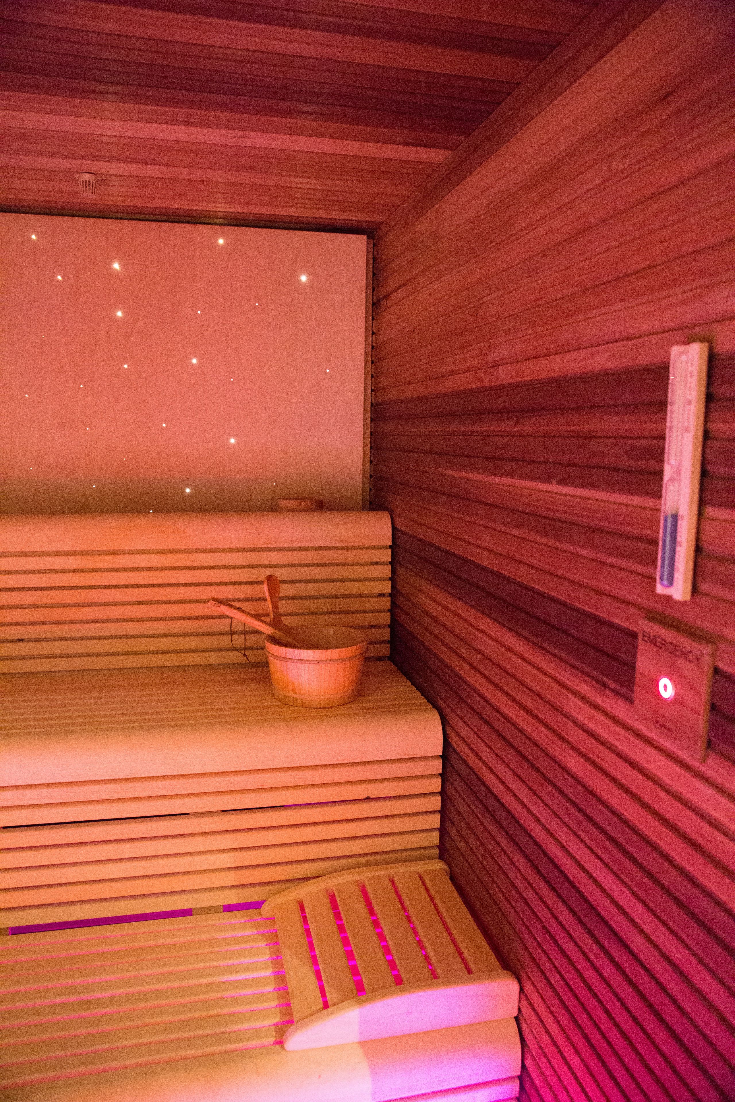 Eine Sauna mit Holzbänken und einer Holzwand.