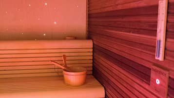 Eine Sauna mit Holzbänken und einer Holzwand.