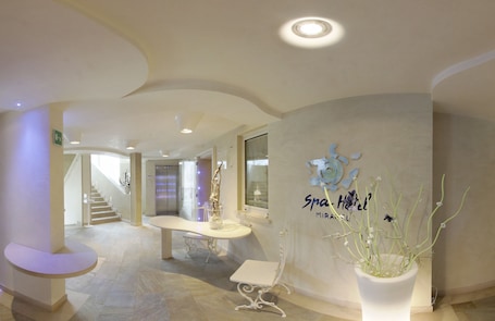 Couples treatment rooms, sauna, steam room, body treatments, mud baths. Residence Spa Mirabel