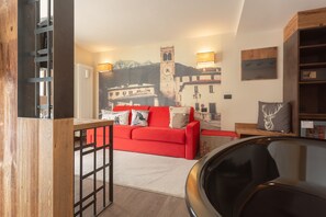 Suite Deluxe, terrasse | Coffre-fort, décor unique, ameublement unique, bureau