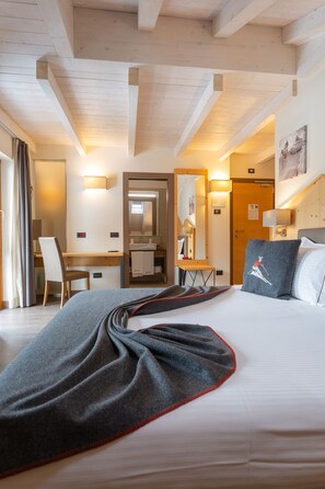 Suite Junior | 1 chambre, coffre-fort, décor unique, ameublement unique