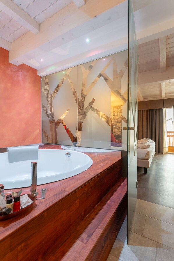 Superior Suite, Terrace | Bathroom | Free toiletries, hair dryer, slippers, bidet - Olimpia Hotel (Bormio)