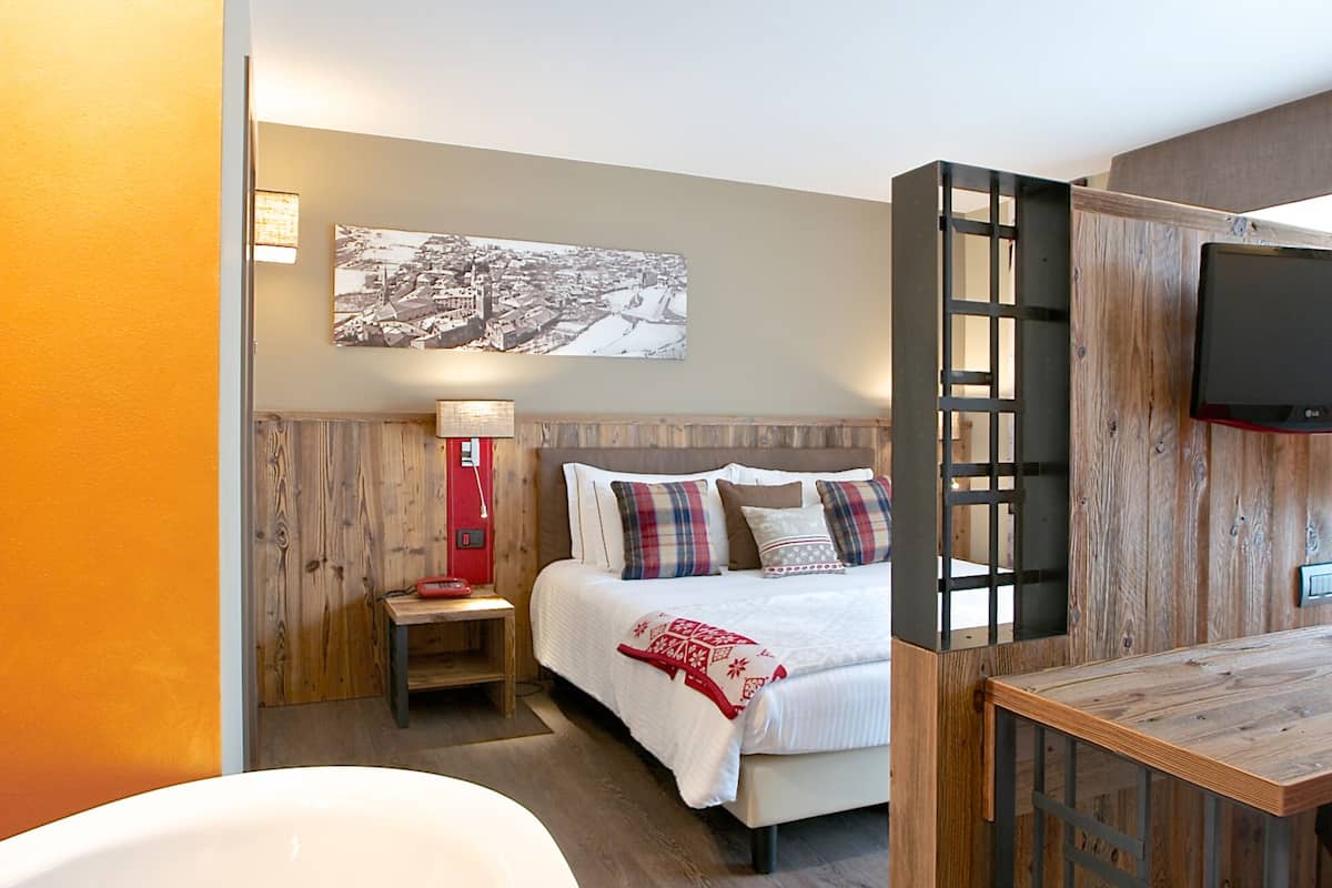 deluxe suite, terrace | 1 bedroom, in-room safe, individually decorated, individually furnished