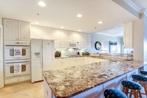 Private kitchen - Deluxe Condo at the heart of Main Beach by RedAwning (Fernandina Beach)