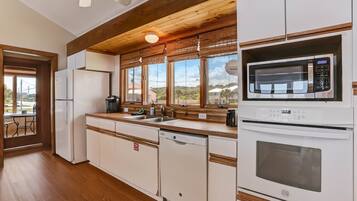 Chambre, 3 chambres | Cuisine privée | Réfrigérateur grande capacité avec congélateur, four à micro-ondes