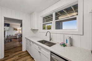 House, 2 Bedrooms | Private kitchen