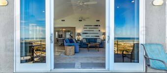 South Fletcher Spacious Family Friendly Home by RedAwning