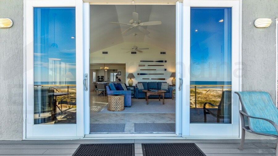 South Fletcher Spacious Family Friendly Home by RedAwning