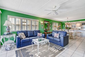 Condo, 2 Bedrooms | Living area
