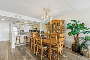 Condo, 2 chambres | Restauration