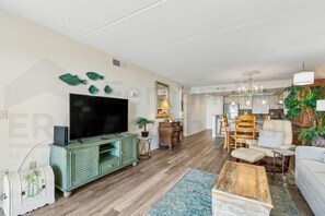 Condo, 2 chambres | Aire de séjour | Téléviseur à écran plat, lecteur de DVD