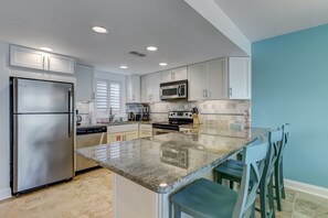 Appart'hôtel, 2 chambres | Cuisine privée | Grand réfrigérateur, micro-ondes, four, plaque de cuisson
