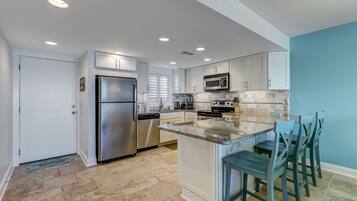 Refrigerador con freezer, microondas, horno, placa de cocina