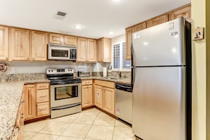 Condo, 2 chambres | Cuisine privée | Réfrigérateur grande capacité avec congélateur, four à micro-ondes