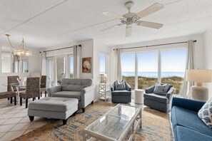 Appart'hôtel, 2 chambres | Coin séjour | Télévision, lecteur de DVD