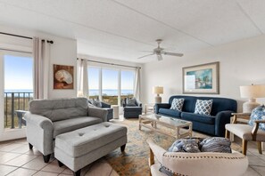 Appartement, 2 slaapkamers | Woonruimte | Televisie en een dvd-speler