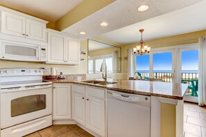 Appart'hôtel, 2 chambres | Cuisine privée | Grand réfrigérateur, micro-ondes, four, plaque de cuisson