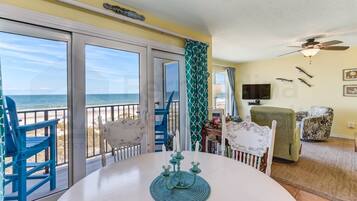 Condo, 2 phòng ngủ | Khu phòng khách | TV, đầu đĩa DVD, dàn stereo