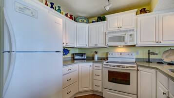 Condo, 2 phòng ngủ | Bếp riêng | Tủ lạnh, lò vi sóng, lò nướng, bếp nấu