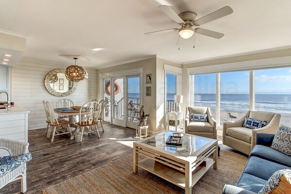 Condo, 2 Bedrooms | Living area