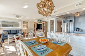Condo, 2 Bedrooms | Dining
