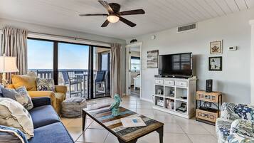 Condo, 2 Bedrooms | Ruang tamu | TV skrin rata, pemain DVD