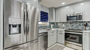 Condo, 2 phòng ngủ | Bếp riêng | Tủ lạnh, lò vi sóng, lò nướng, bếp nấu