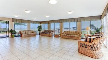 Condo, 2 phòng ngủ | Khu phòng khách | TV màn hình phẳng, đầu đĩa DVD