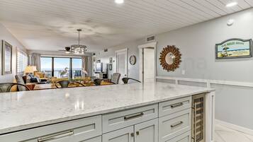 Condo, 2 Bedrooms | Tempat makan