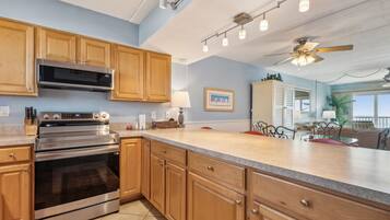 Condo, 2 phòng ngủ | Bếp riêng | Tủ lạnh, lò vi sóng, lò nướng, bếp nấu