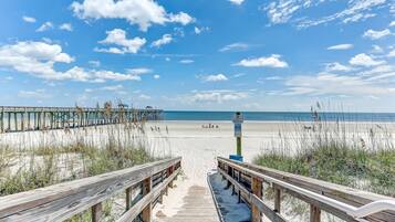 Condo, 2 Bedrooms | Pantai | Di pantai