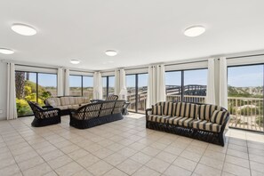 Lejlighed - 2 soveværelser | Opholdsområde | Fladskærms-tv, dvd-afspiller