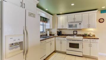 Condo, 2 phòng ngủ | Bếp riêng | Tủ lạnh, lò vi sóng, lò nướng, bếp nấu