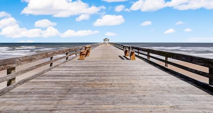 Tastefully Decorated Condo with Scenic Beach Views by RedAwning