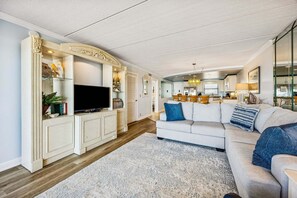 Condo, 2 habitaciones | Área de sala de estar | Televisión y reproductor de DVD 
