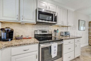 Condo, 2 habitaciones | Cocina privada | Refrigerador con congelador, microondas, horno y parrilla de estufa